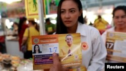 Sirima Sarakul, 36, a candidate for the Pandin Dharma Party talks to supporters during their campaign rally in Bangkok, Feb. 25, 2019.