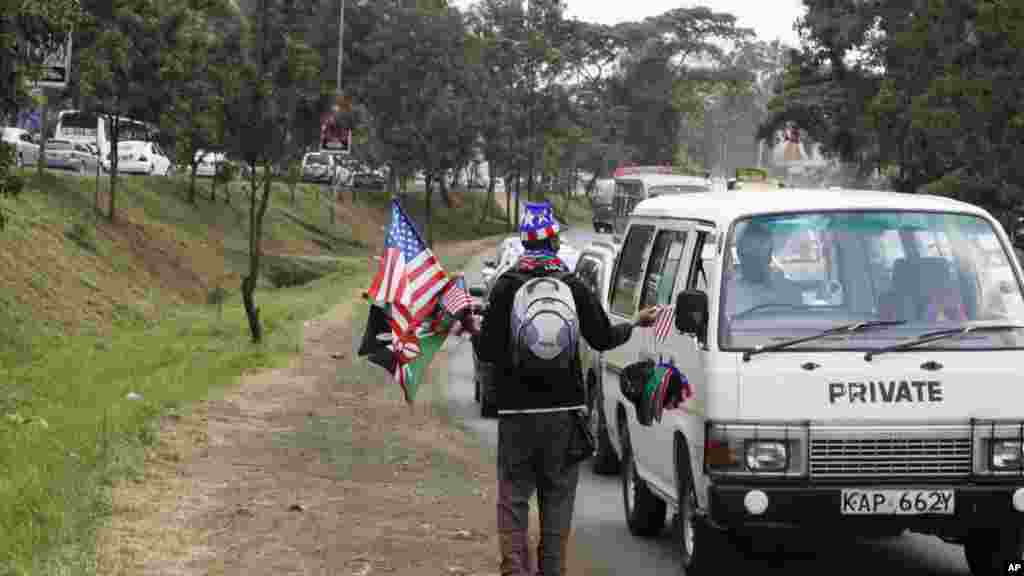 Un veundeur ambulant avec des drapeaux américains et kenyans, Nairobi, 24 juillet 2015.