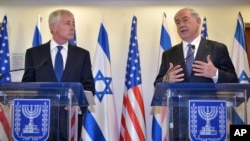 美国国防部长哈格尔（左）和以色列总理内塔尼亚胡在记者会上