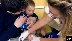 미국 미네소타주 미니애폴리스의 한 소아과 병원에서 어린이가 홍역 백신 주사를 맞고 있다.
