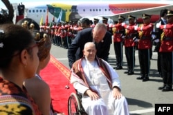 Paus Fransiskus disambut saat tiba di Bandara Internasional Presiden Nicolau Lobato di Dili, Timor Leste, 9 September 2024. (Foto: via AFP)