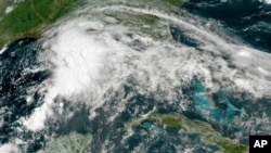 Una imagen satelital proporcionada por la NOAA, muestra un sistema meteorológico tropical en el golfo de México. Los meteorólogos dicen que un sistema similar podría convertirse en un huracán que podría amenazar partes del sur de EE. UU.