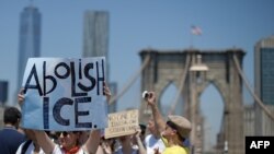 Les manifestants traversent le pont de Brooklyn lors d'une marche contre la séparation des familles immigrantes, à New York, le 30 juin 2018.