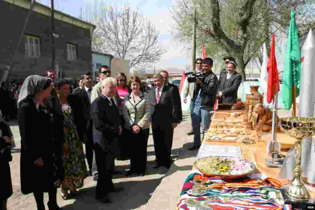 Milliy an&#39;analar uslubida tayyorlangan hunarmandchilik buyumlari va taomlar ko&#39;rgazmasi AQSh elchisida katta taassurot qoldirdi.