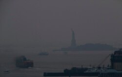 ہوا کی آلودگی نے نیویارک کا مجمسہ آزادی کو اپنی لپیٹ میں لے رکھا ہے۔