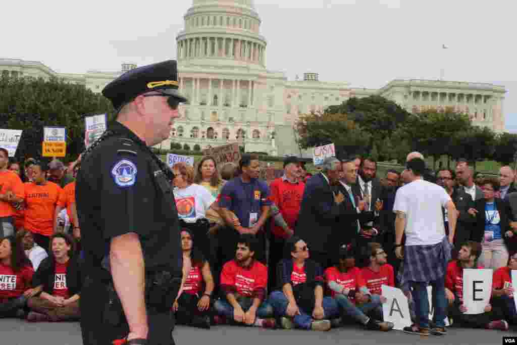 La policía del Capitolio en todo momento veló por el orden y tratar de mantener a los asistentes tranquilos durante los arrestos y las demostraciones a favor de una reforma inmigratoria.