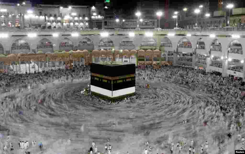 Para jemaah Haji melakukan Thawaf mengelilingi Ka&#39;bah di Masjidil Haram, Mekkah, Saudi Arabia.