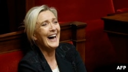 Ulusal Bütünleşme (RN) Partisi lideri Le Pen, "Yıllardır savunduğumuz tüm fikirler bu yasada. Bu bizim için ideolojik bir zaferdir" dedi.