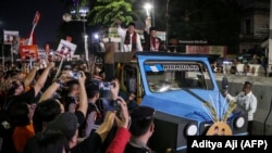 Pramono Anung (kanan) dan Rano Karno (kiri) saat menghadiri penarikan undian nomor pasangan calon gubernur dan wakil gubernur di kantor KPUD Jakarta di Jakarta, 23 September 2024. (Foto: Aditya Aji/AFP)