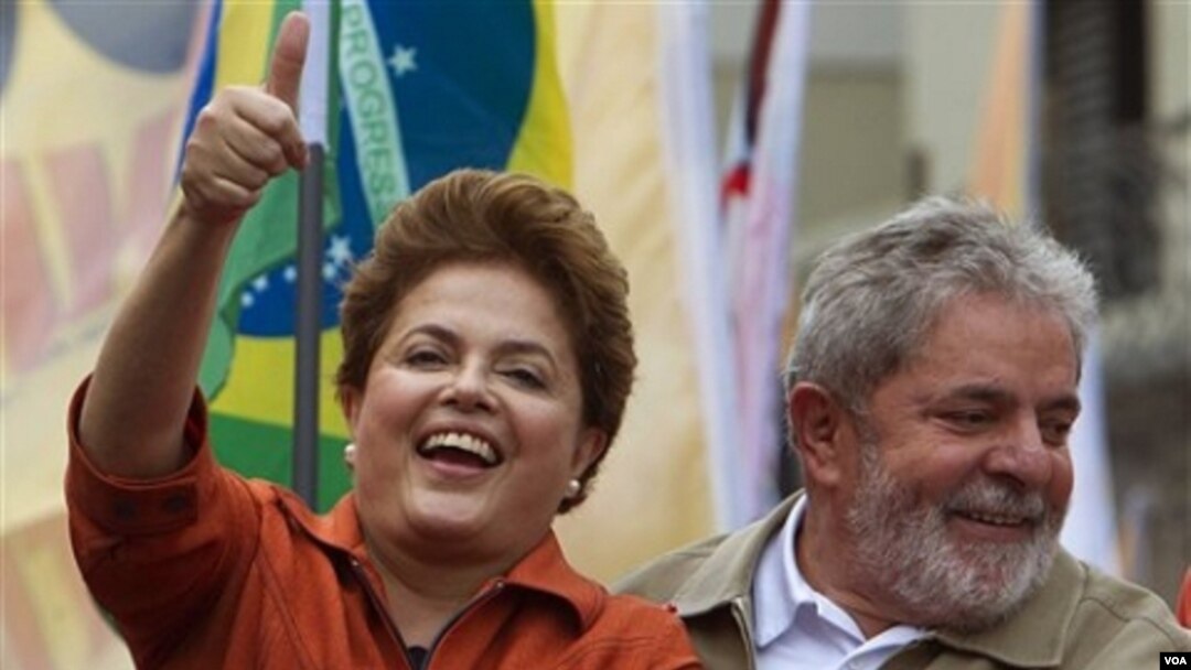Kandidat kuat Presiden Brazil, Dilma-Rousseff, bersama Presiden Luiz Inacio Lula da Silva dalam kampanye di Sao Paulo, 2 Oktober 2010.