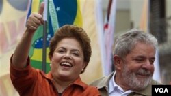 Kandidat kuat Presiden Brazil, Dilma-Rousseff, bersama Presiden Luiz Inacio Lula da Silva dalam kampanye di Sao Paulo, 2 Oktober 2010.