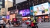 Sergio Solano, un inmigrante de México, pasea en bicicleta por Times Square mientras realiza una entrega, el 21 de junio de 2024, en Nueva York.