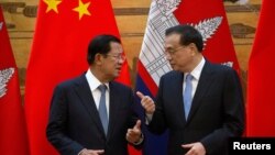 Cambodian Prime Minister Hun Sen chats with Chinese Premier Li Keqiang during a signing ceremony at the Great Hall of the People in Beijing, China, January 22, 2019. (Photo from REUTERS)