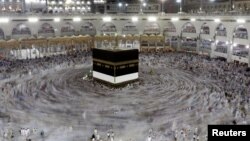 Des pèlerins musulmans encercle le Kaaba à la Grande mosquée à La Mecque, Arabie Saoudite, le 26 août 2017. 