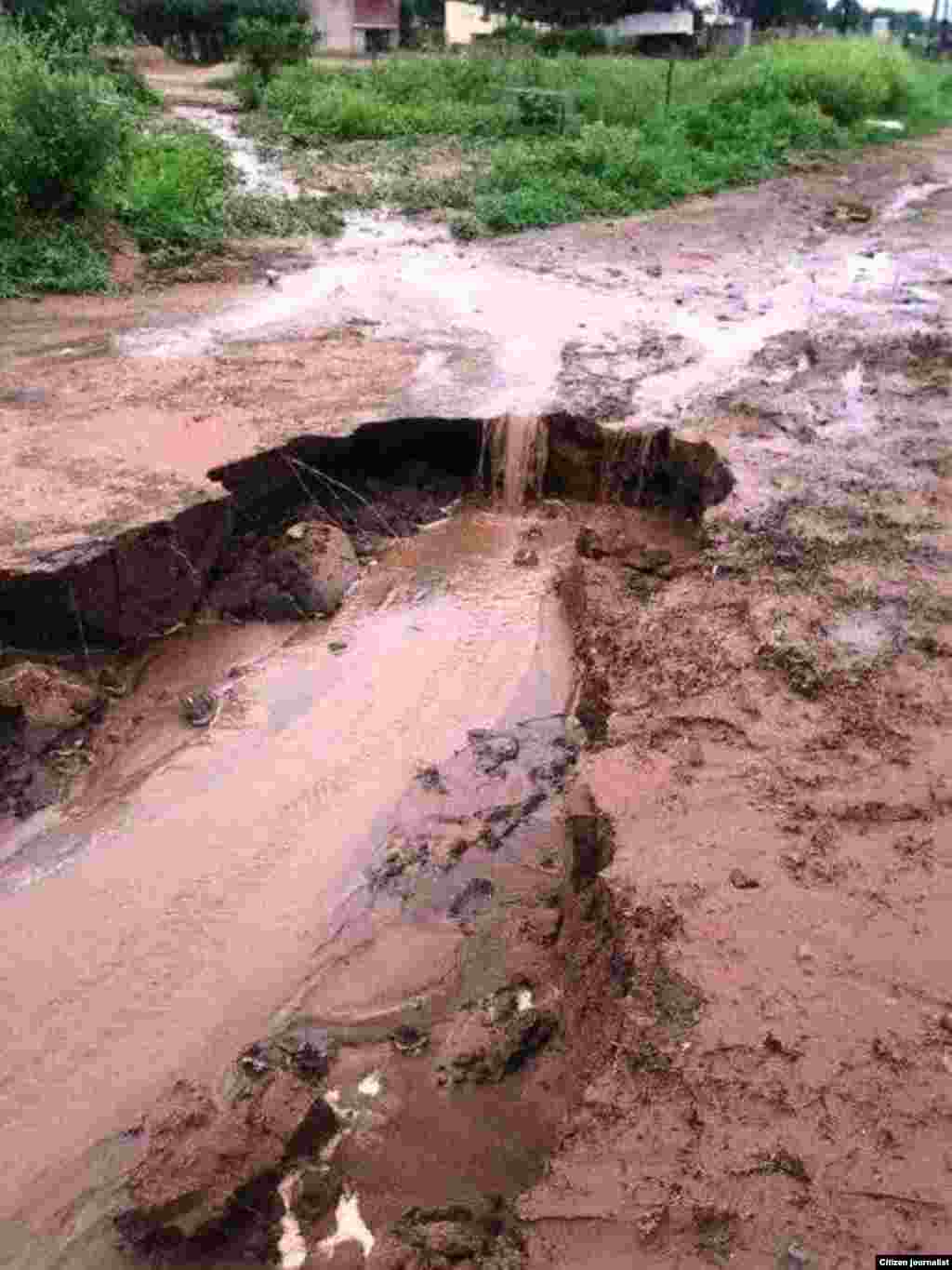 Desabamento de estrada após chuvas da madrugada de 16 de Dezembro em Maputo