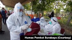 Warga yang terjaring penyekatan harus menjalani tes swab sebelum masuk ke wilayah Surabaya, Selasa, 8 Juni 2021. (Foto: Humas Pemkot Surabaya)