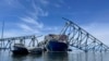 Vista del barco carguero que hace unos días derribó el puente Francis Scott Key en Baltimore, mientras buzos ayudan a las cuadrillas con la complicada operación de retirar acero y concreto, el domingo 31 de marzo de 2024.