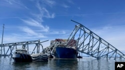 Vista del barco carguero que hace unos días derribó el puente Francis Scott Key en Baltimore, mientras buzos ayudan a las cuadrillas con la complicada operación de retirar acero y concreto, el domingo 31 de marzo de 2024.