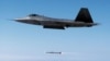 비행 중 레이더 유도식 AIM-120 미사일을 발사하는 F-22 랩터 첨단 전술 전투기 (자료 사진)