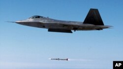 비행 중 레이더 유도식 AIM-120 미사일을 발사하는 F-22 랩터 첨단 전술 전투기 (자료 사진)