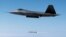 비행 중 레이더 유도식 AIM-120 미사일을 발사하는 F-22 랩터 첨단 전술 전투기 (자료 사진)