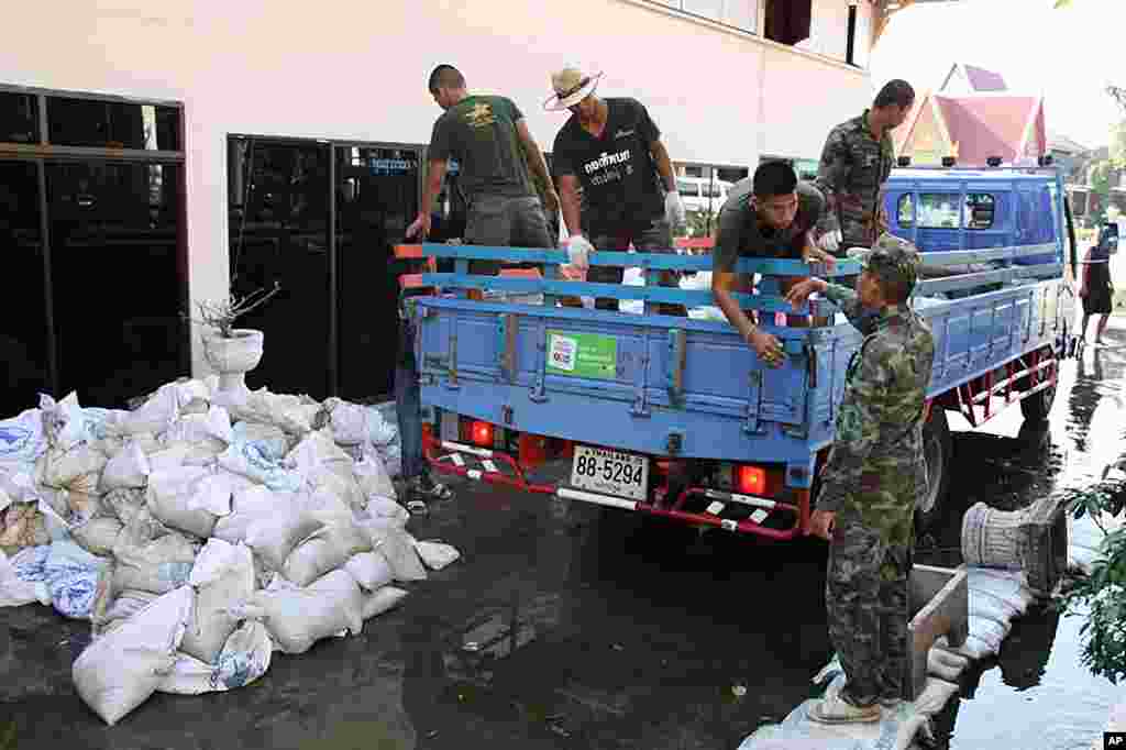 Soldiers delivering sandbags and helping others to build defense, Bangkok, October 27, 2011. (VOA - D. Schearf)