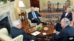 Η Υπουργός Εξωτερικών των ΗΠΑ Χ. Κλίντον και ο ειδικός απεσταλμένος για τη Μέση Ανατολή Τ. Μίτσελ συνομιλούν με τον Ισραηλινό Πρωθυπουργό Β. Νετανιάχου και τον Παλαιστίνιο Πρόεδρο Μ. Αμπάς.