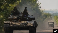 Sebuah tank Ukraina melaju di wilayah Donetsk, Ukraina timur, Kamis, 9 Juni 2022. (Foto: AP/Bernat Armangue)