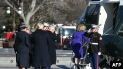 Donald i Melanija Tramp ispraćaju Džoa i Džil Bajden u helikopter na Kapitolu (Foto: Jim WATSON/AFP)