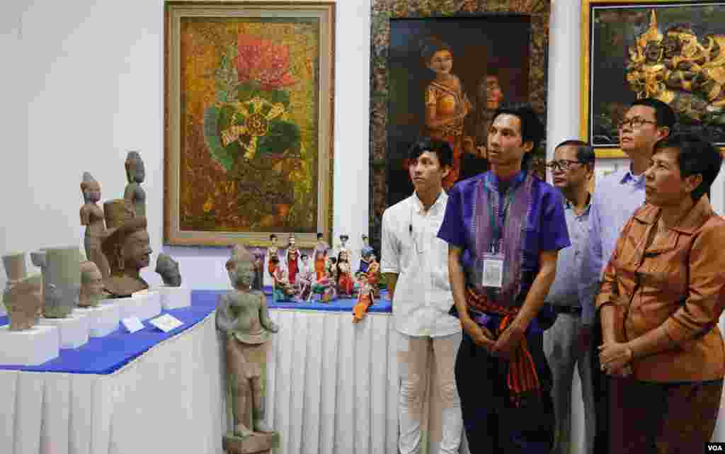 អ្នកស្រី ភឿង សកុណា រដ្ឋមន្ត្រីក្រសួងវប្បធម៌ និងវិចិត្រសិល្បៈ ដើរទស្សនកិច្ចការបង្ហាញស្នាដៃរបស់និស្សិតសាលាភូមិន្ទវិចិត្រសិល្បៈ ក្នុងពិព័រណ៍ទេពកោសល្យ និងស្នាដៃលើកទី៣ ក្រោមប្រធានបទ «ខួប១០០ឆ្នាំនៃសាលារចនា ១៩១៧~២០១៧» ក្នុងរាជធានីភ្នំពេញ កាលពីថ្ងៃទី២៤ ខែមីនា ឆ្នាំ២០១៧។ (ហ៊ាន សុជាតា/VOA)