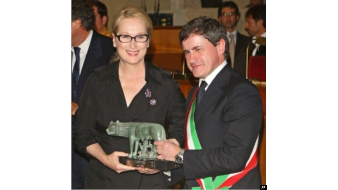 American actress Meryl Streep receives a bronze statue of Rome’s symbol from the Mayor Gianni Alemanno in October 2009.