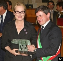 American actress Meryl Streep receives a bronze statue of Rome’s symbol from the Mayor Gianni Alemanno in October 2009.