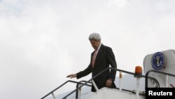 Menlu AS John Kerry tiba di bandara internasional Afghanistan di Kabul untuk pertemuan dengan para pemimpin negara itu, Sabtu (9/4).