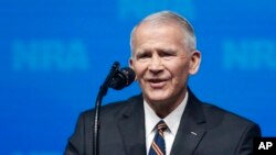 前美国海军陆战队中校奥利弗·诺斯在达拉斯举行的全国步枪协会-立法行动研究所领导力论坛致祈祷词前讲话。（2018年5月4日）