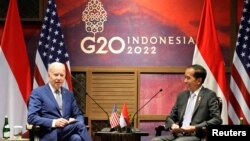 El presidente de Estados Unidos, Joe Biden, a la izquierda, habla con el presidente de Indonesia, Joko Widodo, durante su reunión bilateral antes de la Cumbre del G20 en Nusa Dua, Bali, Indonesia, el lunes 14 de noviembre de 2022. Achmad Ibrahim/Pool vía REUTERS