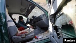 Seorang polisi Afghanistan tengah memeriksa kendaraan milik kepala kepolisian propinsi Nimroz yang terkena bom pinggir jalan di distrik Hadraskan propinsi Herat (10/12). Bom ini menewaskan Jenderal Mohammad Musa Rasouli saat dilarikan ke rumah sakit.