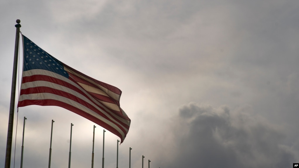 Flamuri amerikan në ambasadën në Havana