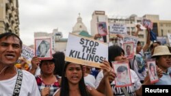 Aktivis dan kerabat orang-orang yang terbunuh dalam perang antinarkoba di Filipina, melakukan pawai damai dalam peringatan Hari Hak Asasi Manusia di Manila, 10 Desember 2019. (Foto: dok).