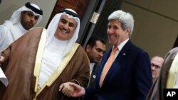جان کری وزیر خارجۀ ایالات متحده و همتای بحرینی اش پیش از صحبت در کنفرانس مشترک خبری
