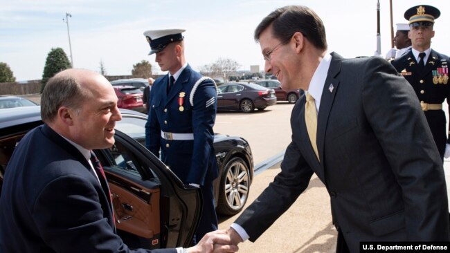 美国国防部长埃斯珀（右）接待英国国防大臣华莱士访问（美国国防部2020年3月5日照片）