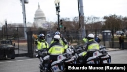 Des policiers se rassemblent près du Capitole avant l'investiture de Joe Biden, à Washington, aux États-Unis, le 17 janvier 2021.