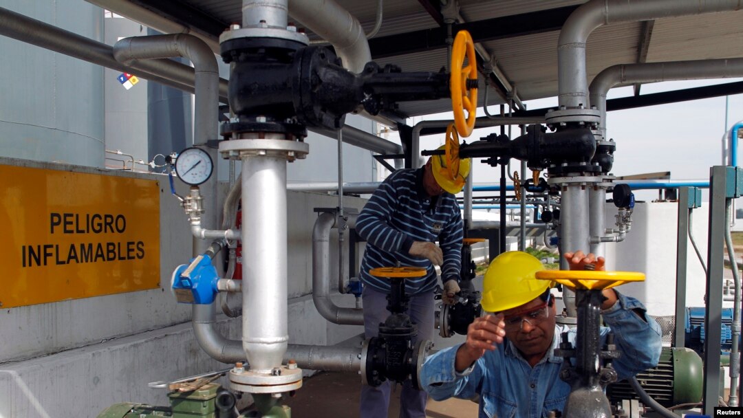 Para teknisi di pabrik biodiesel Oilfox S.A. Biofuel di San Nicolas, sebelah timur laut Buenos Aires, Argentina. (Foto: Dok)