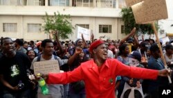 Des étudiants sud-africains manifestent à Johannesburg, Afrique du Sud, 23 septembre 2016.