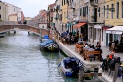 Para wisatawan menikmati keindahan kota terapung di Venesia, Italia, setelah pemerintah setempat menghapus karantina di tengah pandemi COVID-19, 26 April 2021.