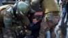 Policías chilenos arrestan a un manifestante durante enfrentamientos con las fuerzas antidisturbios en una protesta el primero de mayo de 2019, en Santiago. AFP/Martin Bernetti.