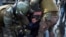 Policías chilenos arrestan a un manifestante durante enfrentamientos con las fuerzas antidisturbios en una protesta el primero de mayo de 2019, en Santiago. AFP/Martin Bernetti.