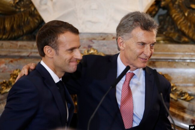 El presidente de Francia, Emmanuel Macron (izq.) y el presidente de Argentina, Mauricio Macri, sonríen al final de una conferencia de prensa conjunta en el palacio presidencial argentino, en Buenos Aires. 29 de noviembre de 2018.