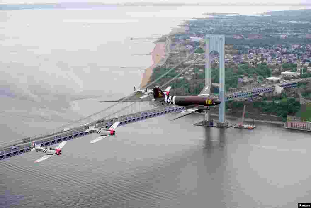 اس تصویر میں جنگِ عظیم دوم میں حصہ لینے والے طیارے میموریل ڈے کی تقریبات کے سلسلے میں نیویارک شہر پر پرواز کر رہے ہیں۔