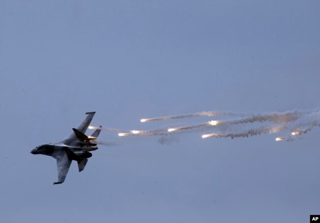 Pesawat jet tempur TNI Angkatan Udara dalam sebuah pameran dirgantara di Jakarta, 9 April 2016. (Foto: AP)