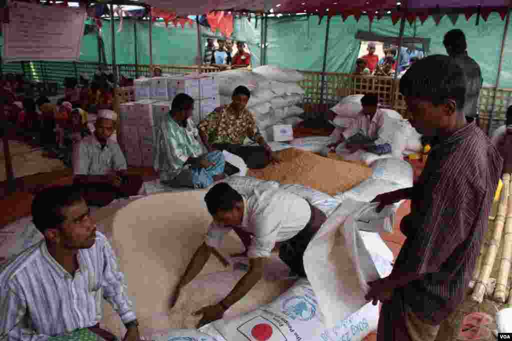 2012012年11月，穆斯林在緬甸若開邦實兌外代開平(Thet Kae Pyin)營地分發救濟食品。 (D. Schearf/VOA)